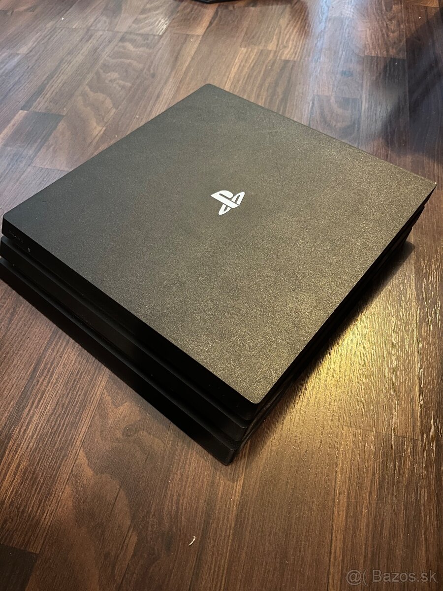 PS4 pro 1TB + 2 ovládače