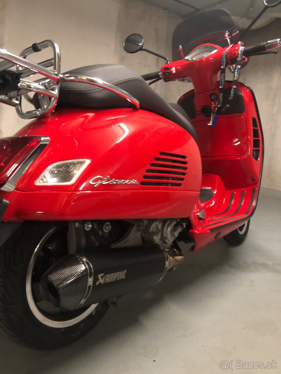 Vespa GTS 300 Super AKRAPOVIC