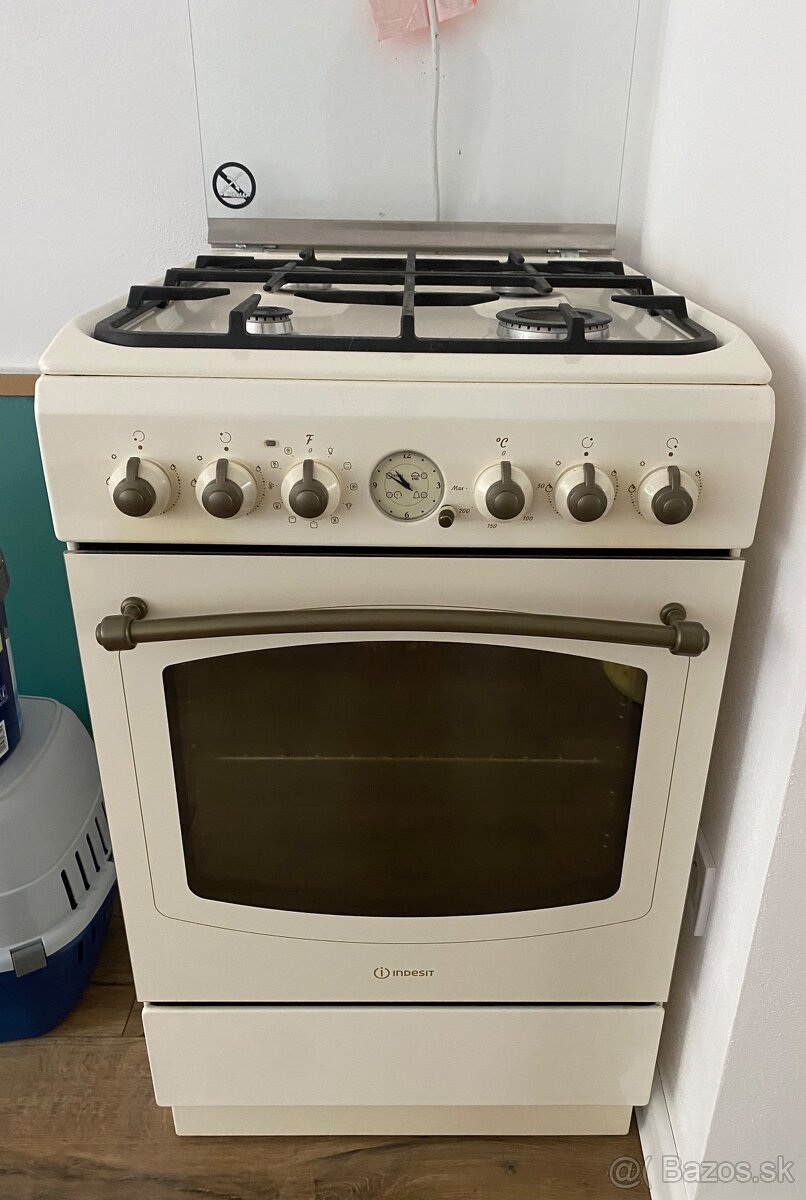 Indesit Retro Kombinovaný Sporák