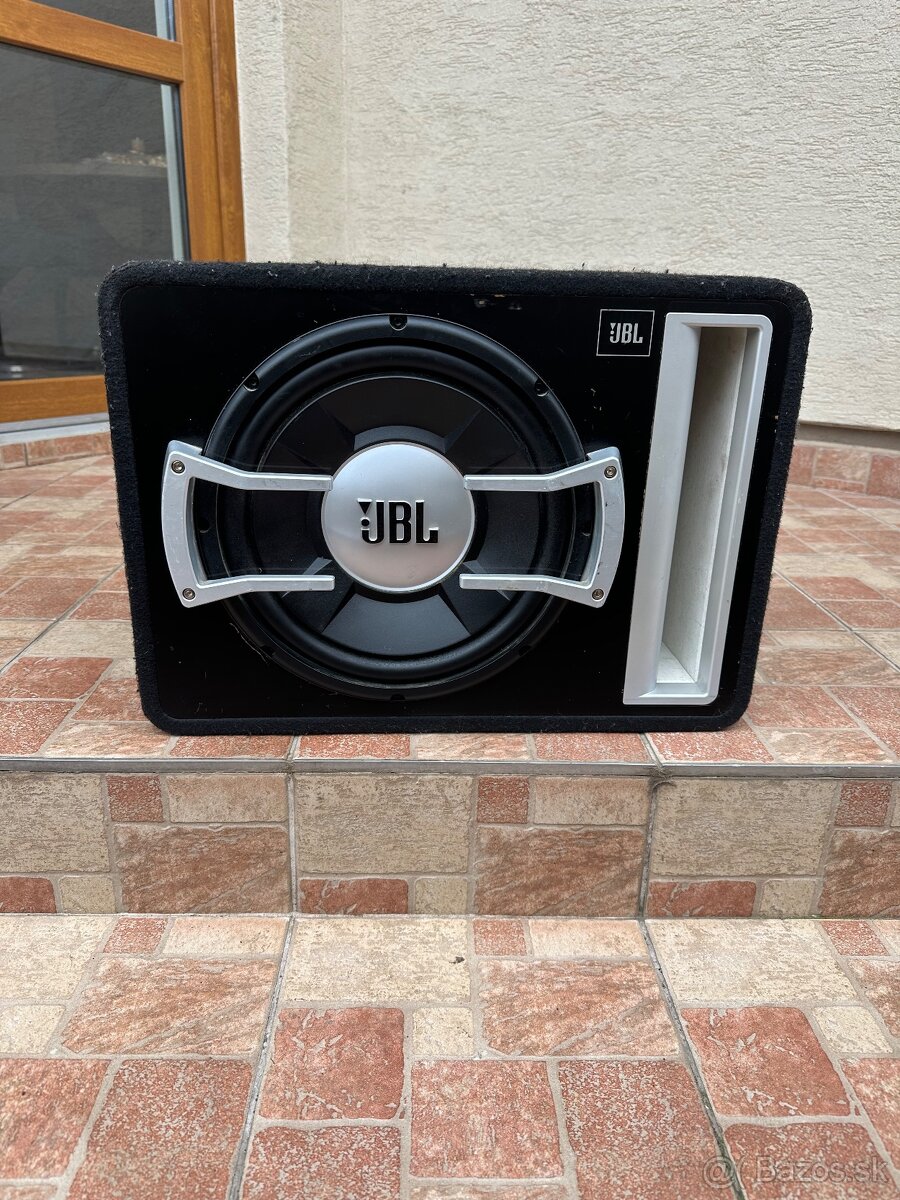 JBL subwoofer do auta