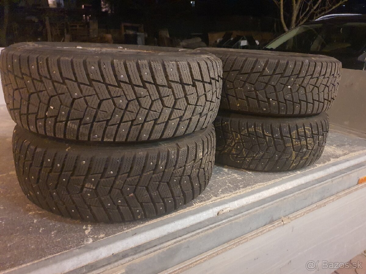 Hankook Winter iPike LV 215/65 R15C Ford