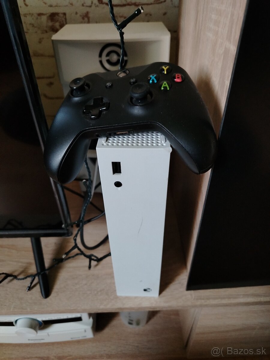 Predám Xbox series S 512GB, biely s jednym ciernym ovladaco.