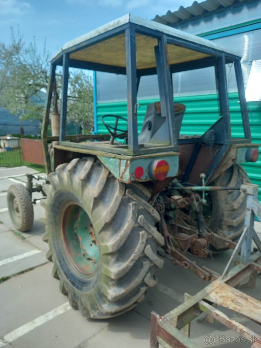 Predám traktor ZETOR stvorvalec, bez TP a ŠPZ.   Traktor poj