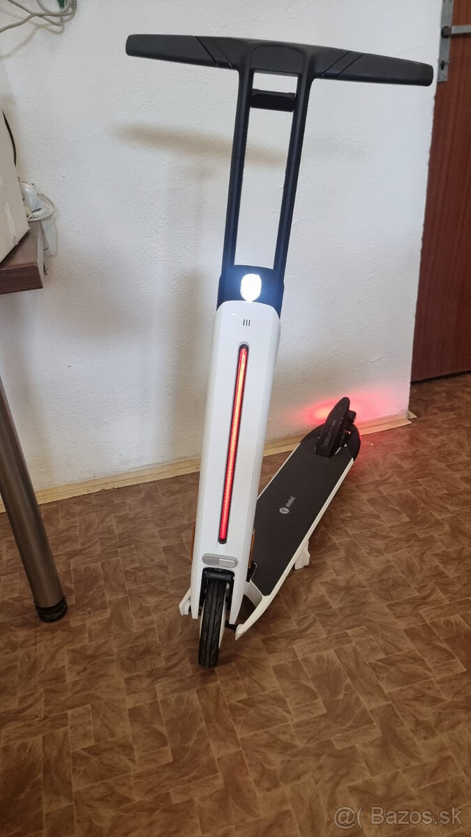 Ninebot Kickscooter Air T15E kolobezka bielocierna farba