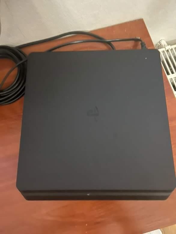 Predám PS4 Slim 1TB