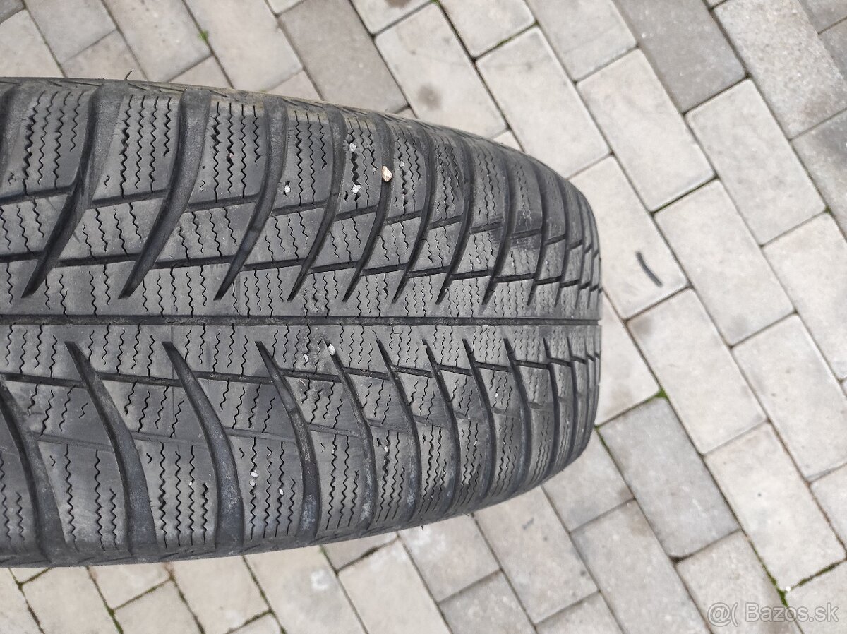 Predám dve zimné pneu Bridgestone 205/55R16