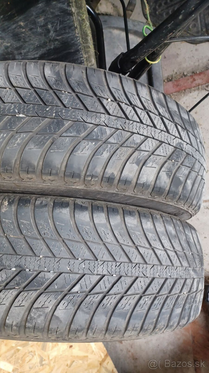 Predám 2x ročné All season Pneu  Nexen 215/60R17