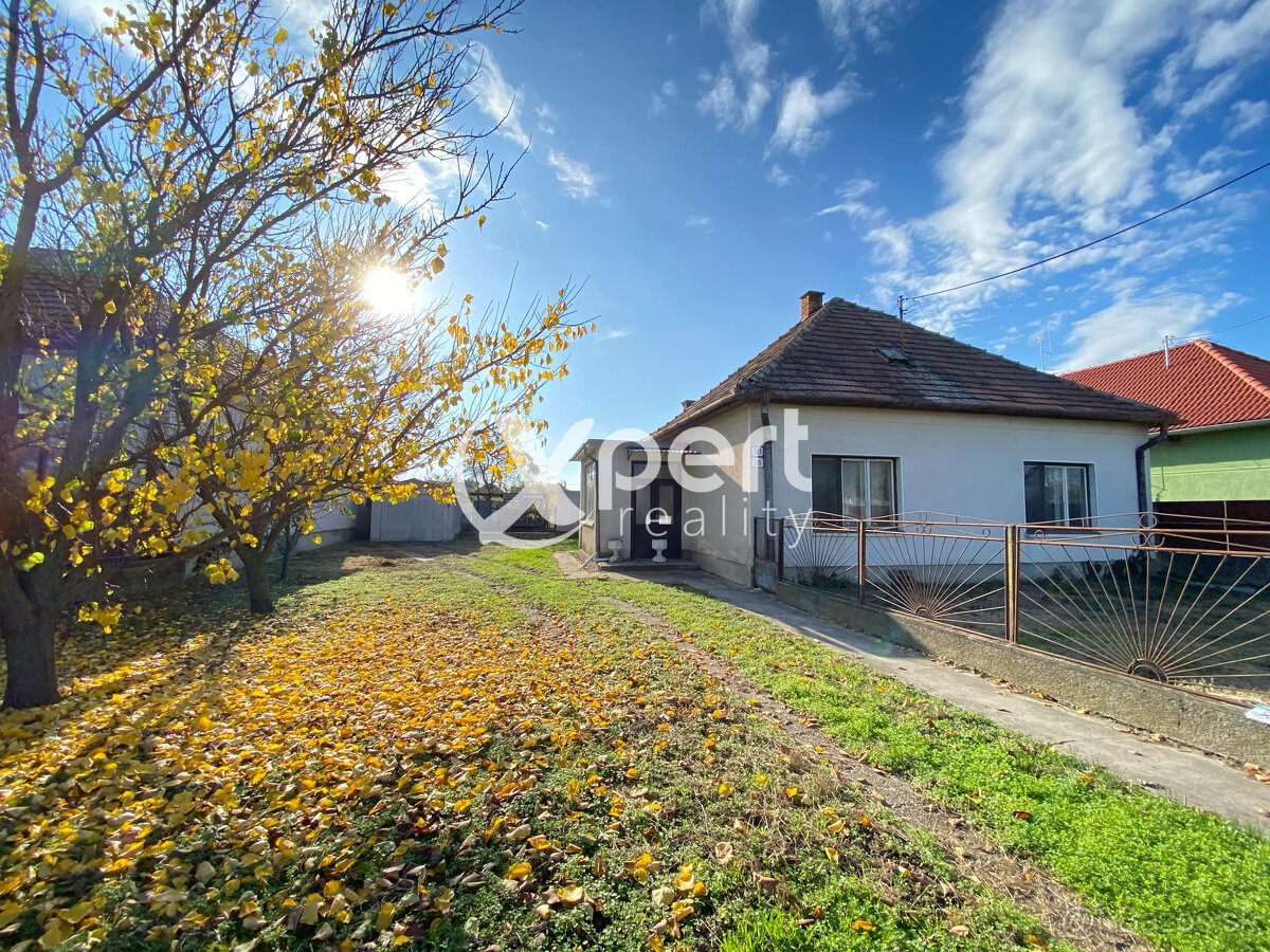 Na predaj stavebný pozemok 1871 m2 so starším rd v obci Vrak