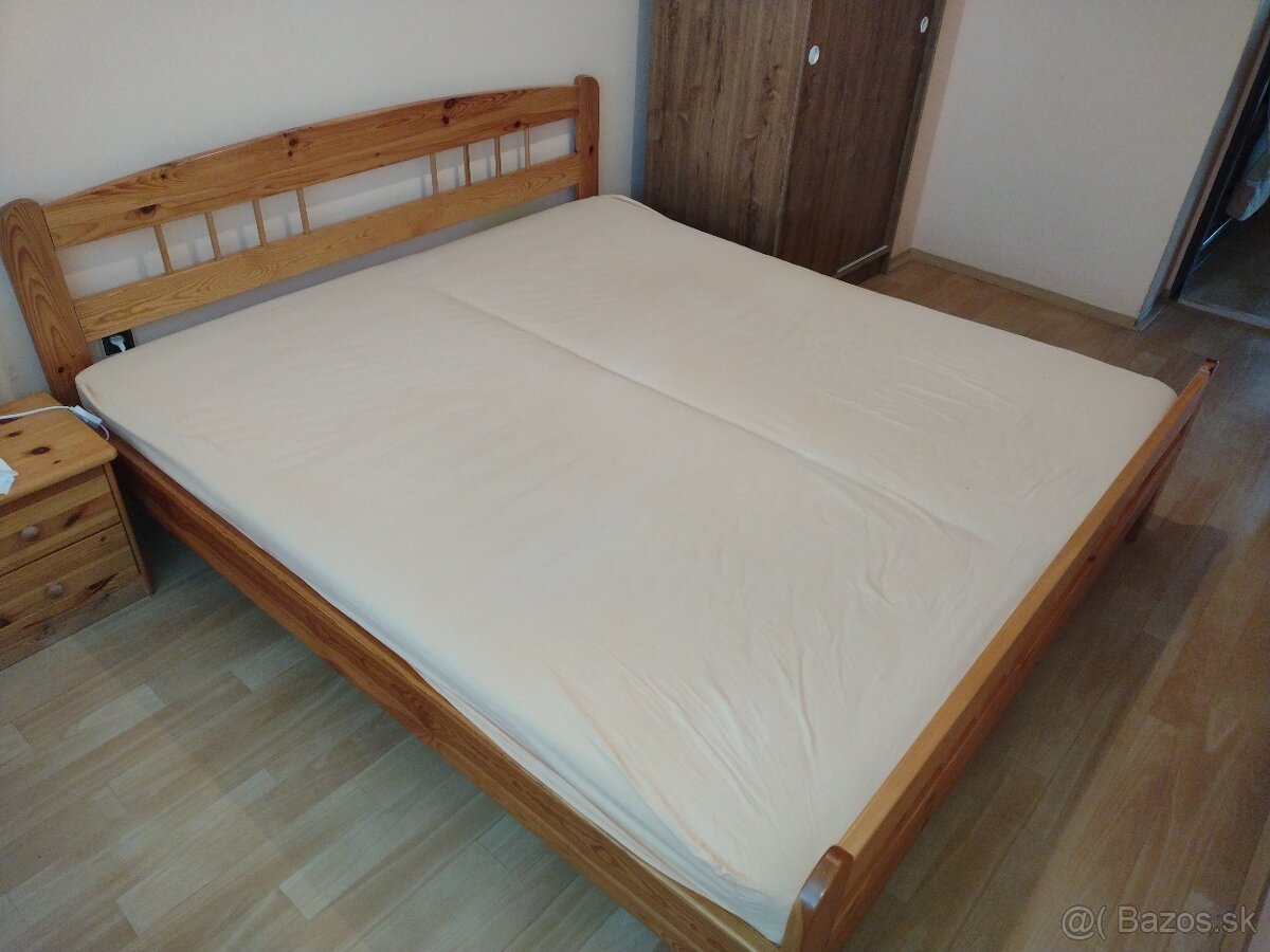 Drevená posteľ s matracmi