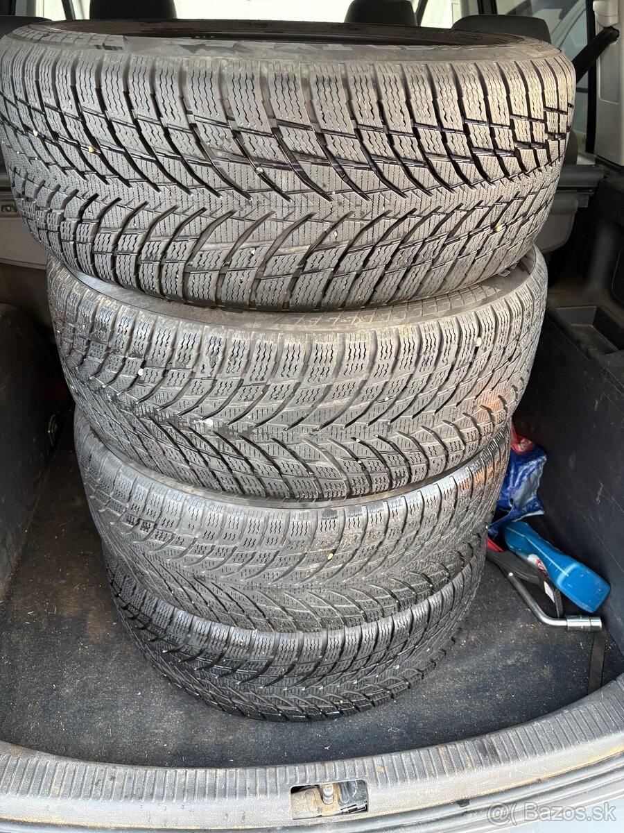 Nokian zimné pneu. 215/55 R17