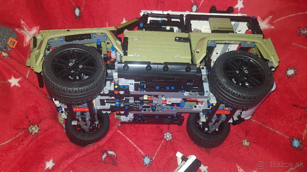 Land Rover a Porsche ako lego