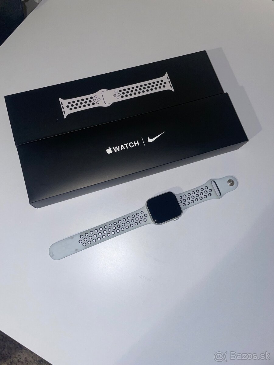 Apple Watch Nike SE GPS, 44mm Silver Aluminium Case