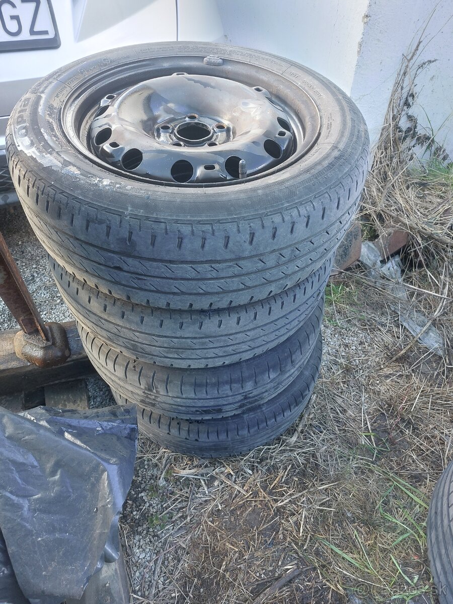 Predám 4ks gumy na plechoch 185/60R15 letné DOT2014 a 0118