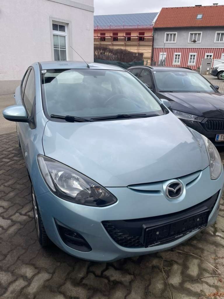 mazda 2 typ DE 1.3i benzin  rok 2011