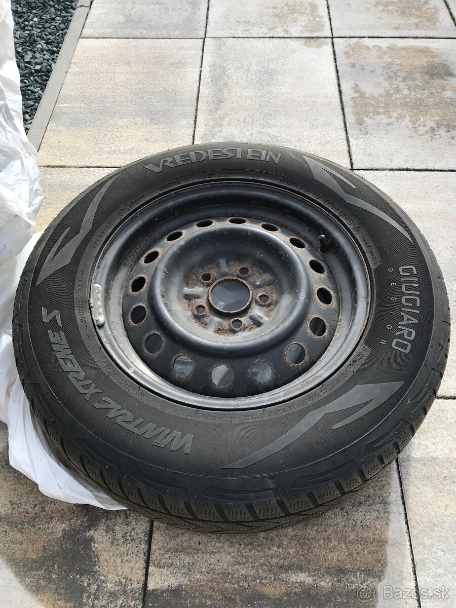 Sada zimnych pneu 215/70 r16 s diskami, roztec 5x114,3