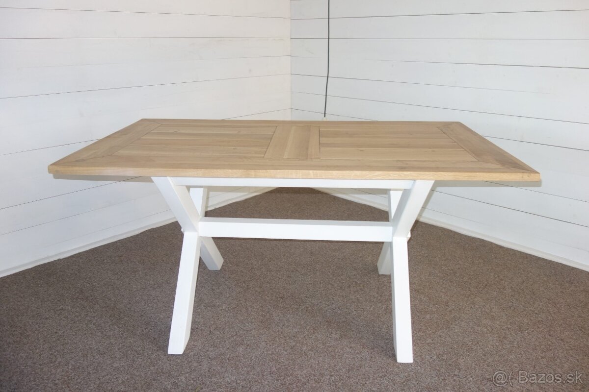 Stôl dubový s bielymi nohami.