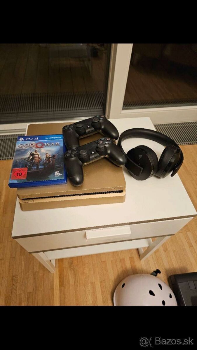 PlayStarion 4 500GB, 2 Controller, Headset, God of War PS4