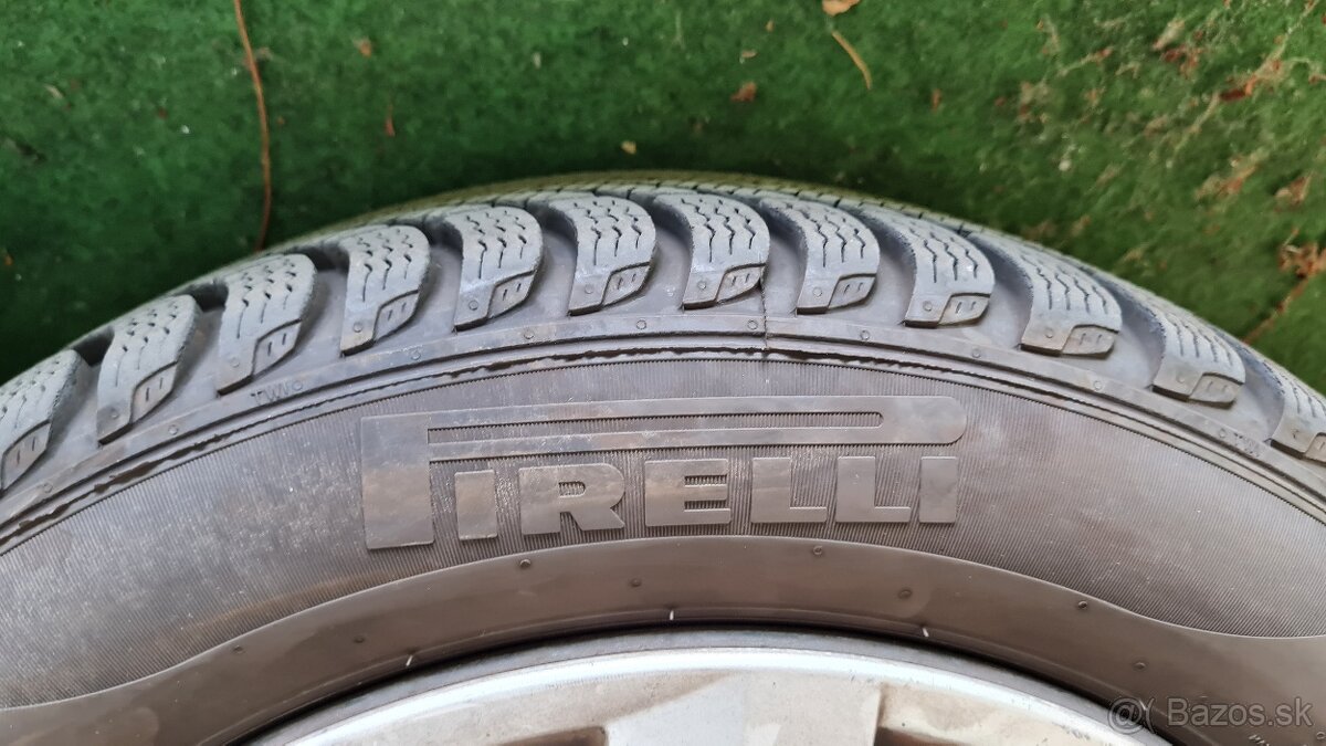 Predám zimné pneumatiky Pirelli na diskoch s puklicami VW