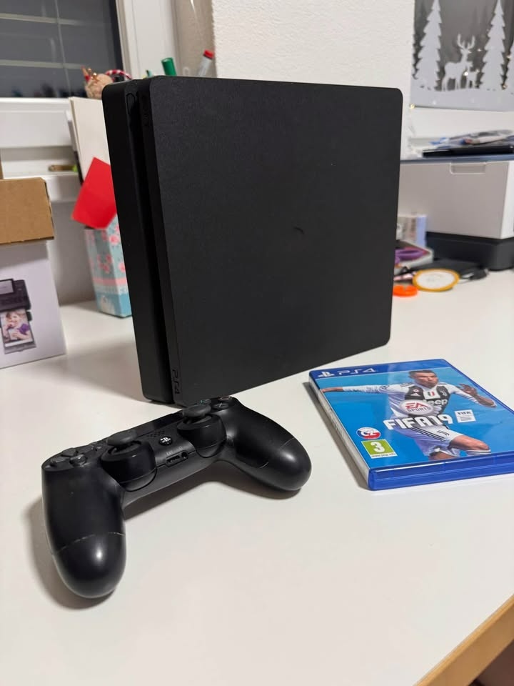 predam playstation 4 slim vo verzii 500gb plus ovladac kabel