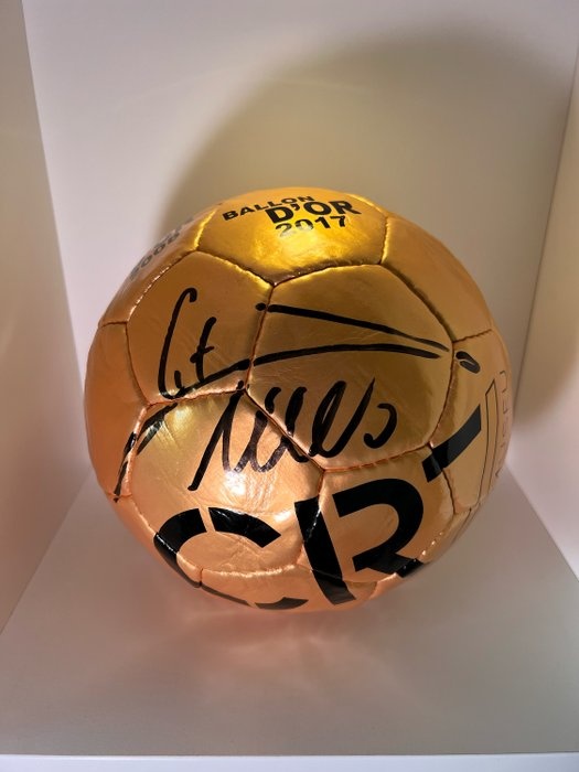 Zlatá lopta Cristiana Ronalda s autogramom CR7 PREDANÉ