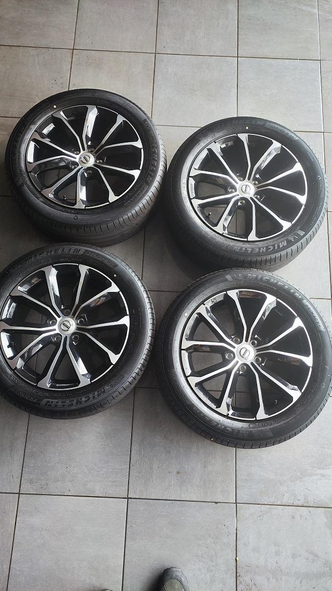 VOLVO 17" 5-V Spoke Black Diamond Cut