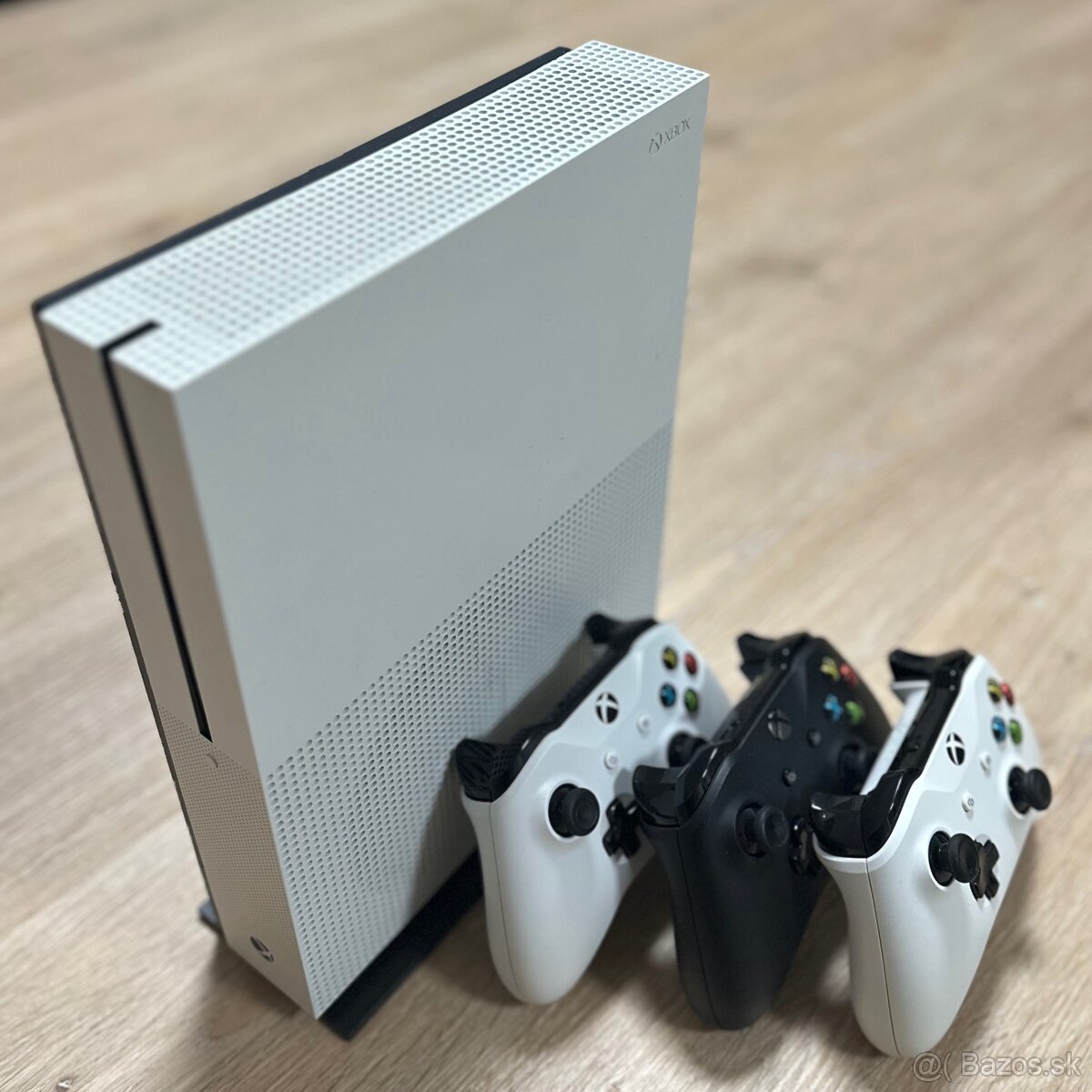 PREDANÉ Xbox One S 500GB + 3 ovládače + stojan