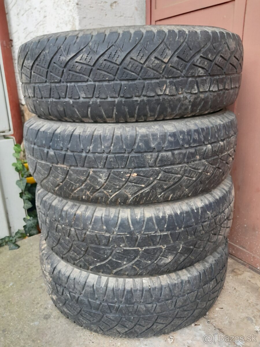 Darujem za odvoz staršie pneu 4 ks 205/70 R15