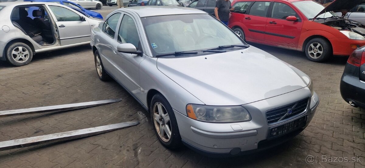 Lacno rozpredám Volvo S60 2001-2010 na náhradné diely