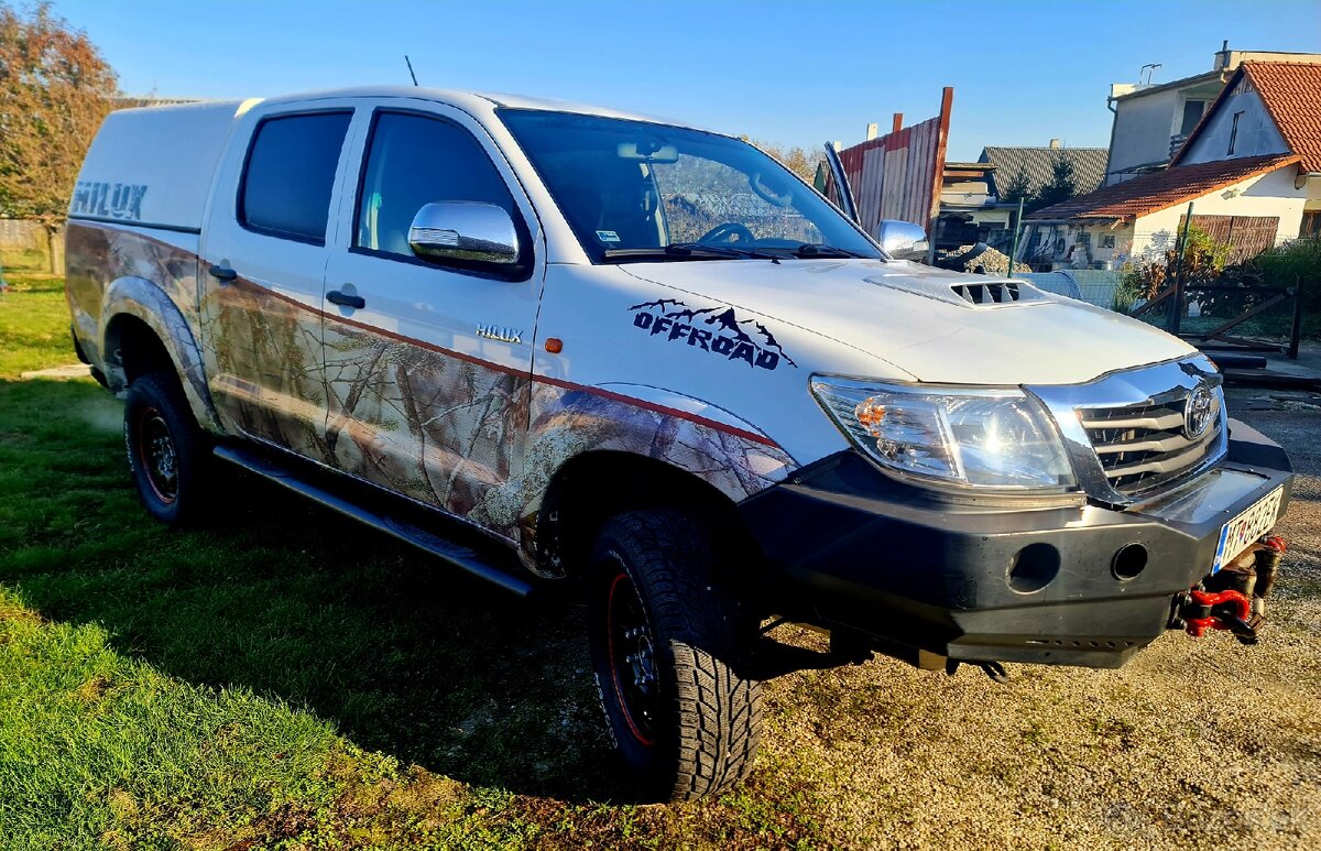 HLADÁ SA TOYOTA HILUX 2.5