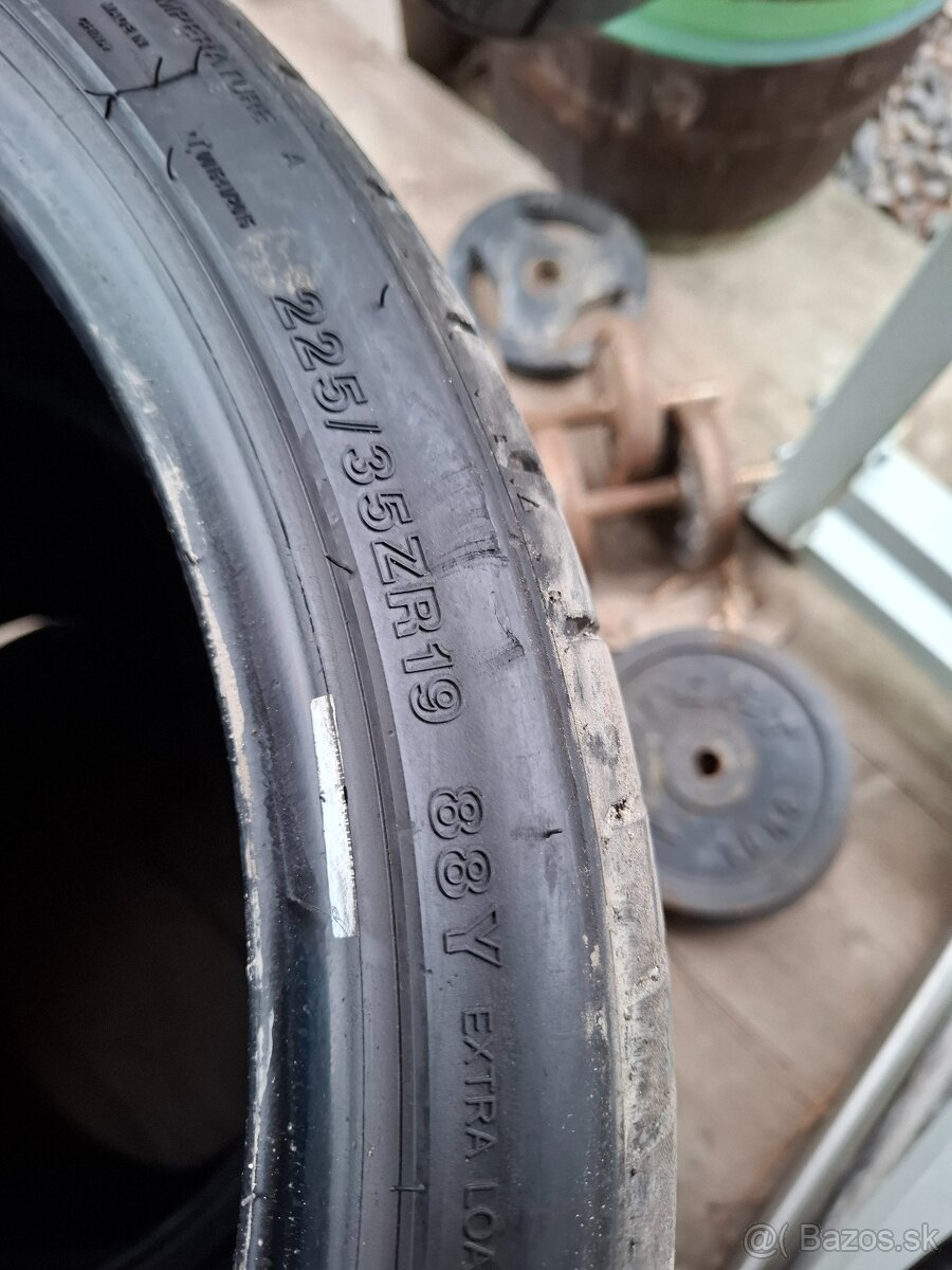 225/35r19