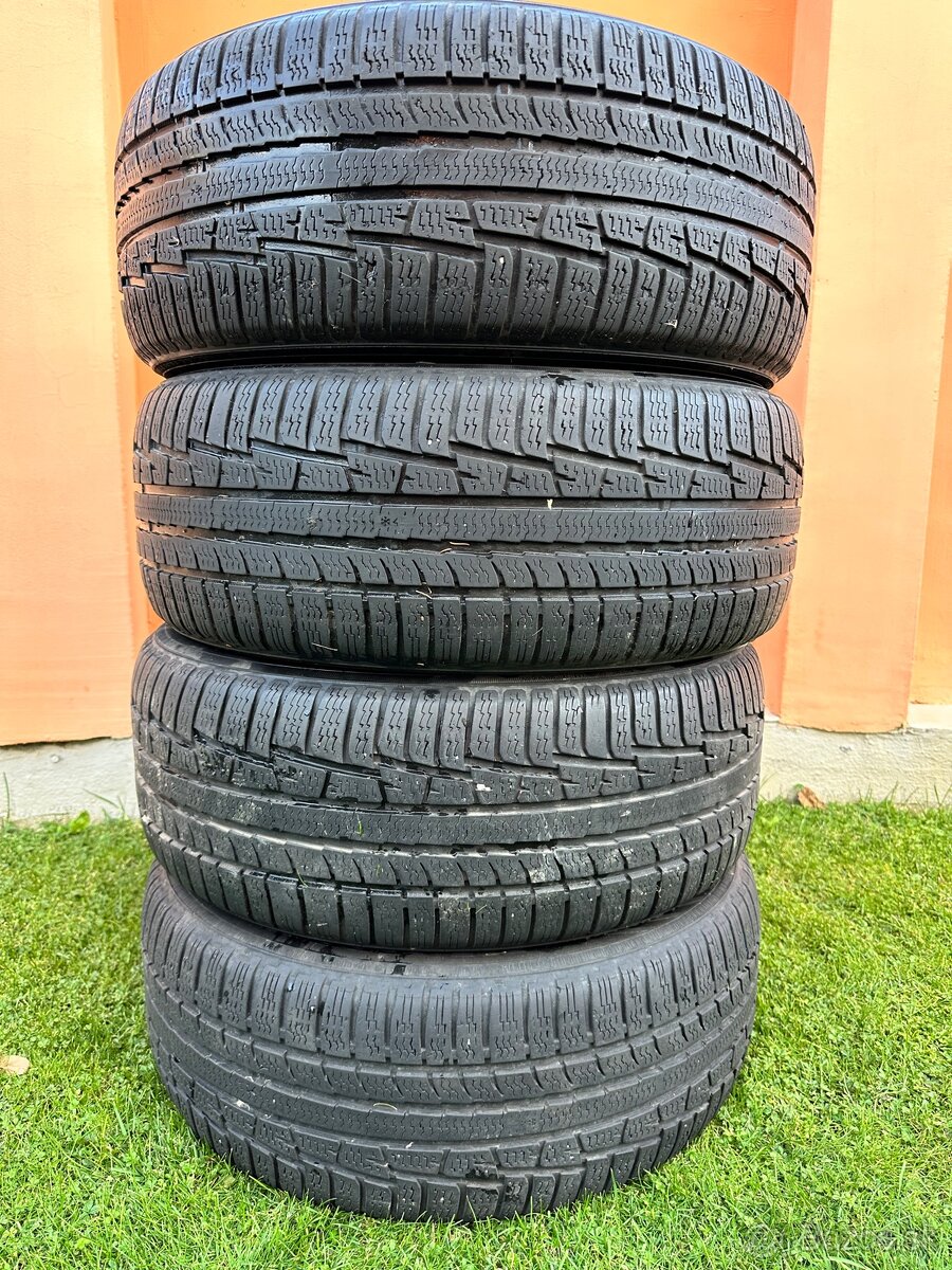 Predam zimne pneu Nokian 235/55R17