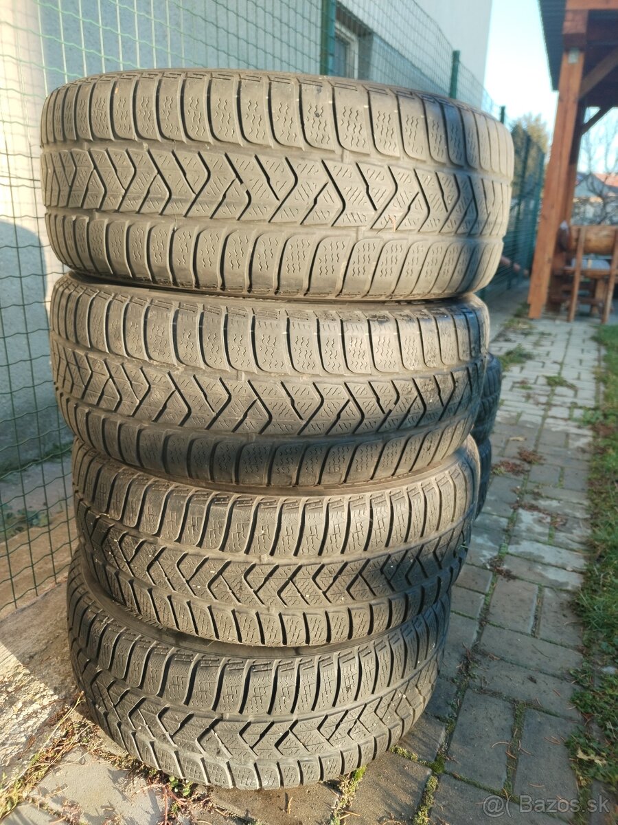 Predám zimné pneumatiky Pirelli 215/55R17 98V