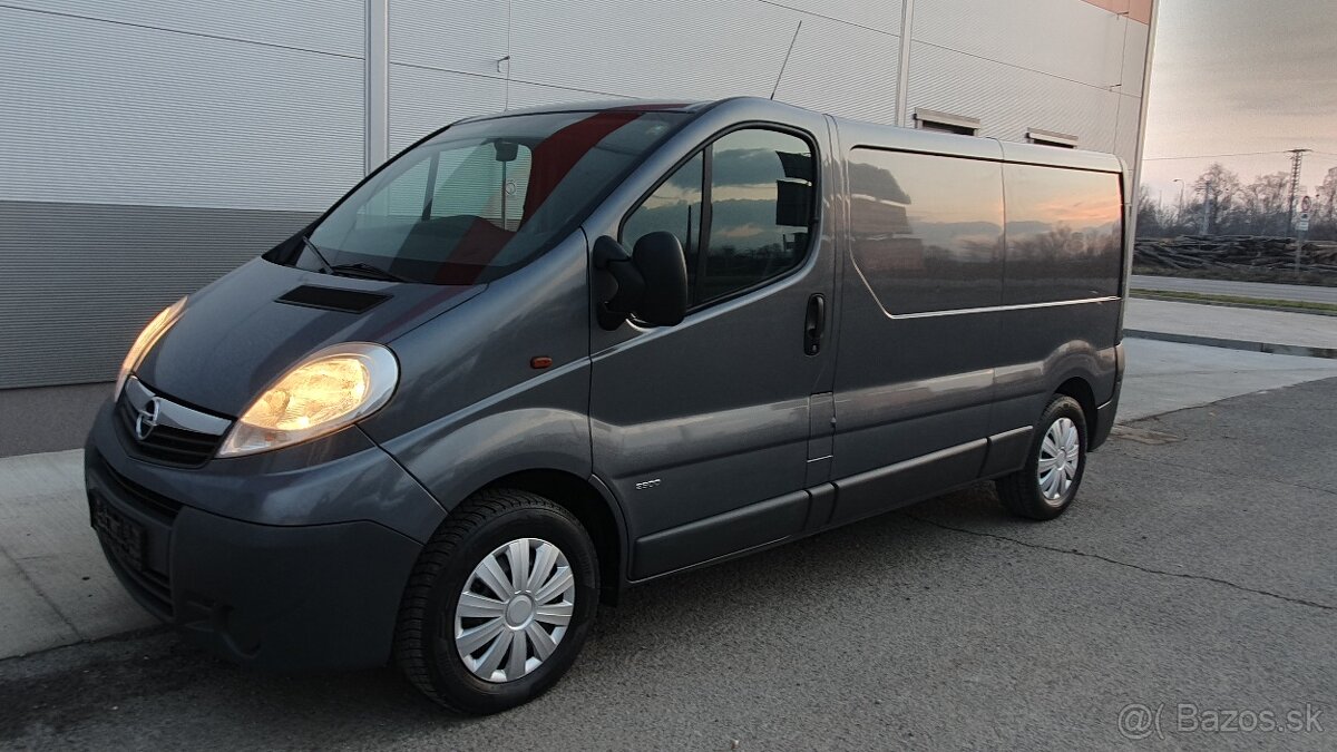 Opel Vivaro L2H1 3 miestna dlha verzia