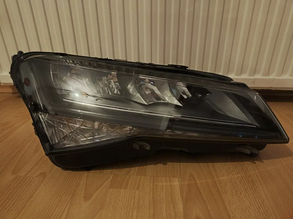 Pravé přední led světlo Škoda Superb III fl