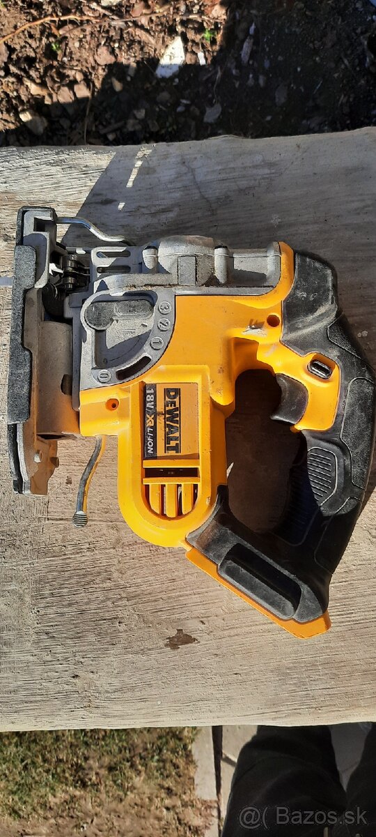 Dewalt píla