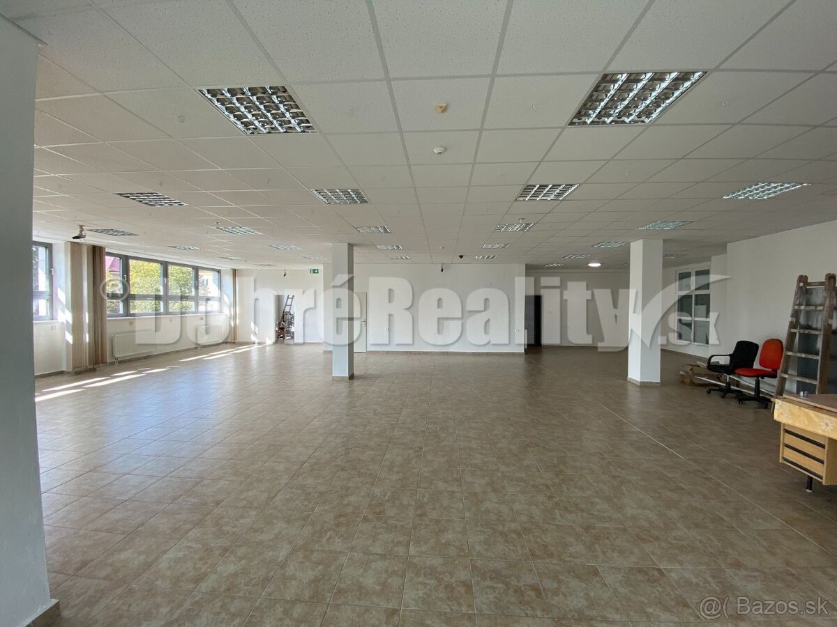 Na prenájom  pekný obchodný priestor o rozlohe 250m2 v Rimav