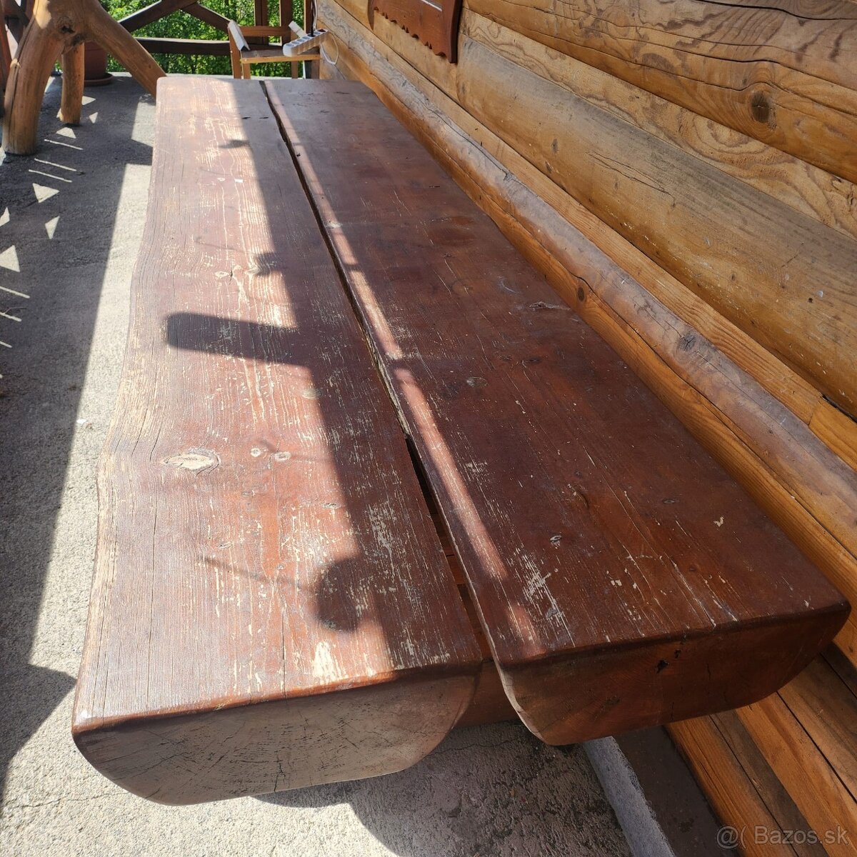 Masívny stôl s lavicami