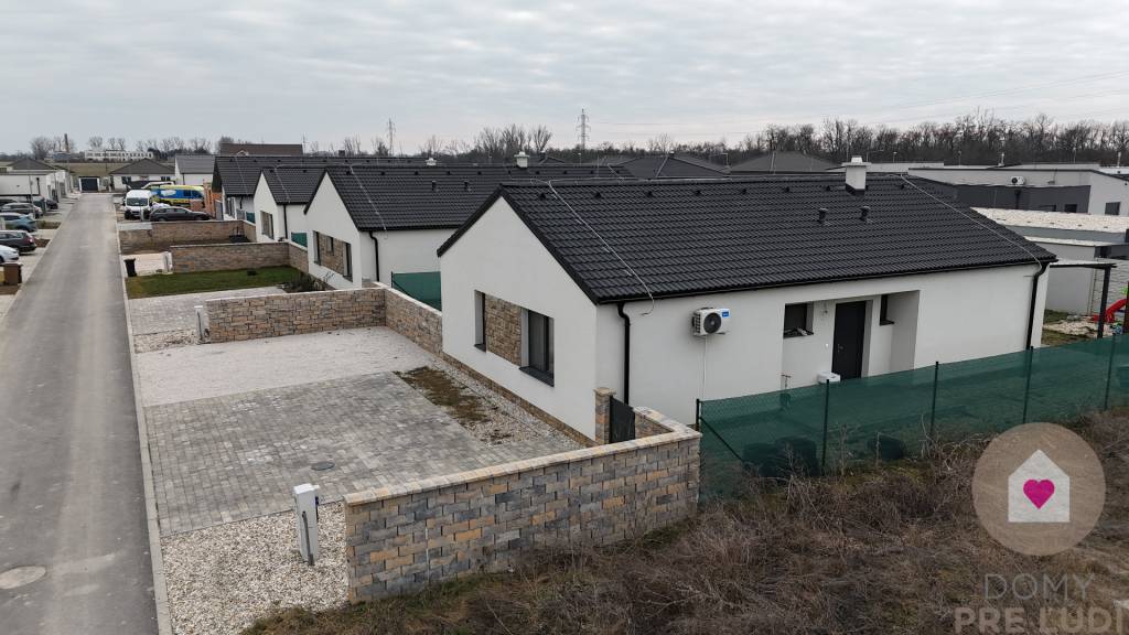 Krásny 4 izbový RD bungalov 92,26 m2 na pozemku 495 m2, Sene