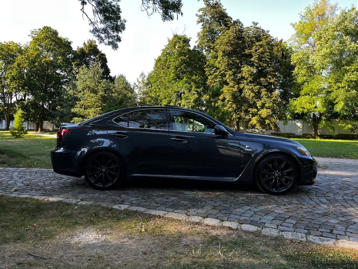 Lexus ISF IS-F 311kw šedé, červené, strieborné