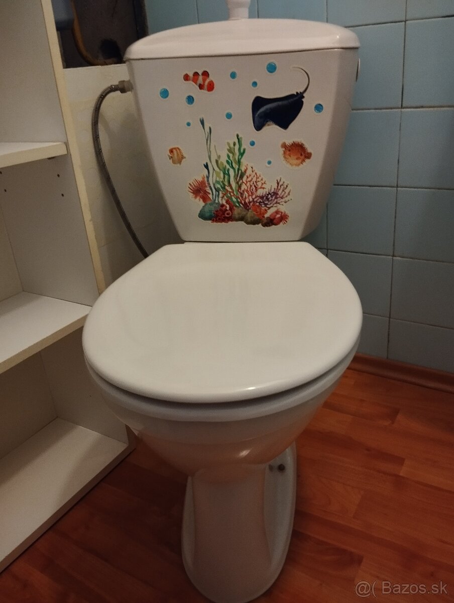 Kombi wc, závesné wc a malé umývadlo