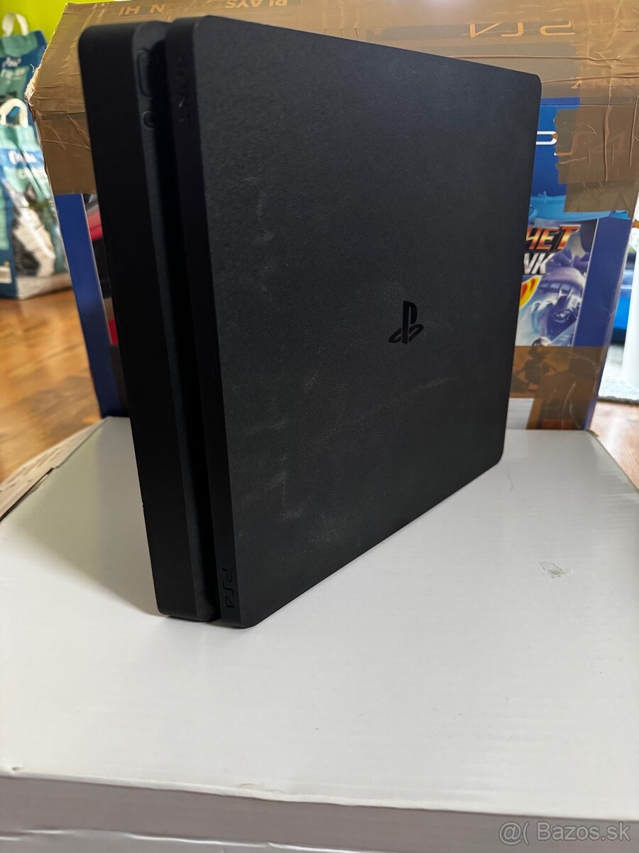 PS4 Slim 500gb + 2 ovládače + hry