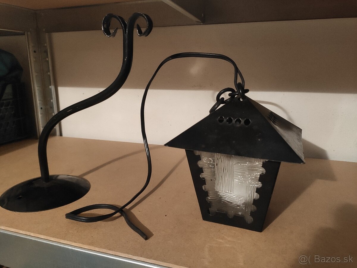 Predam zavesnu nastennu lampu