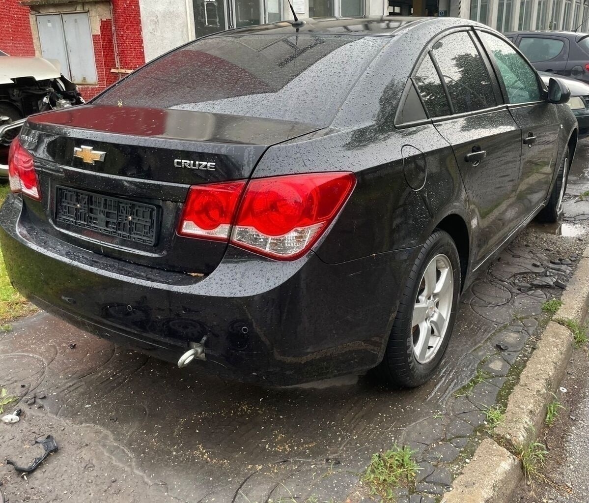 Chevrolet Cruze 2011 predám DVERE, Zadná kapota kufor a iné