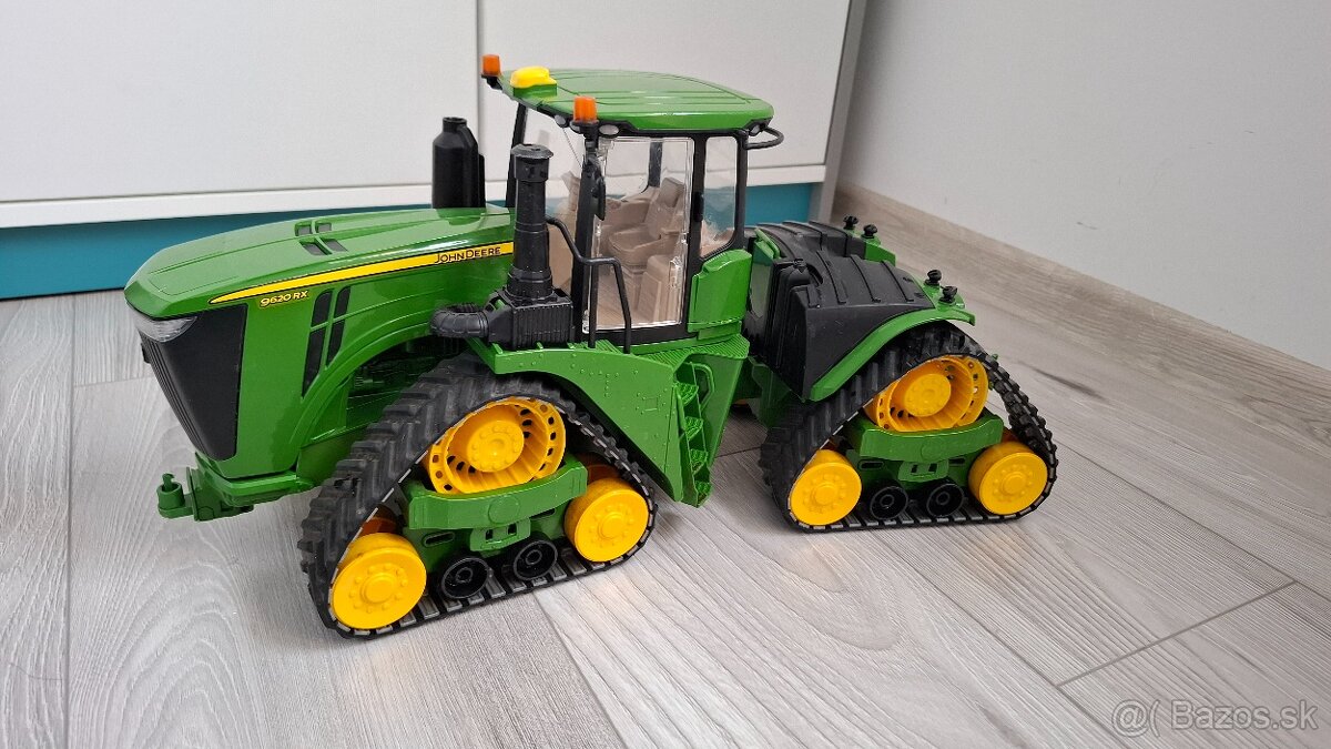 Pásový traktor- pásák John Deere  Bruder