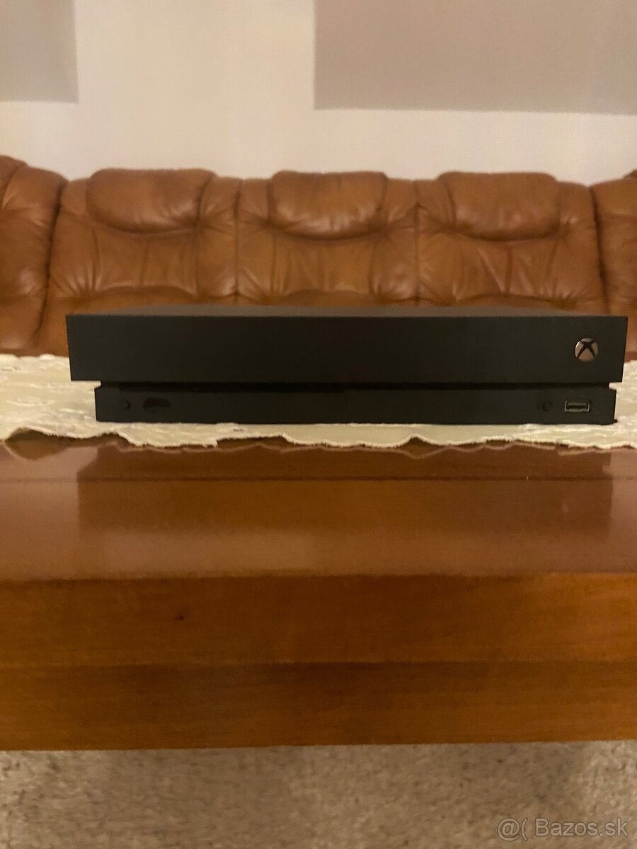 XBOX ONE X 1TB (4k) s krabicou + hry