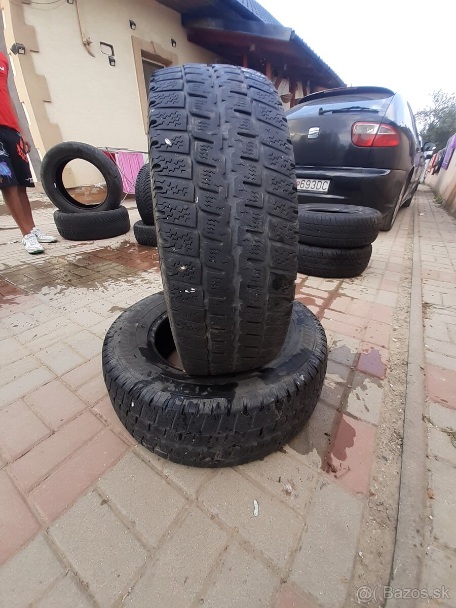 Predam 2ks preumatiky 215/70r15c zimne