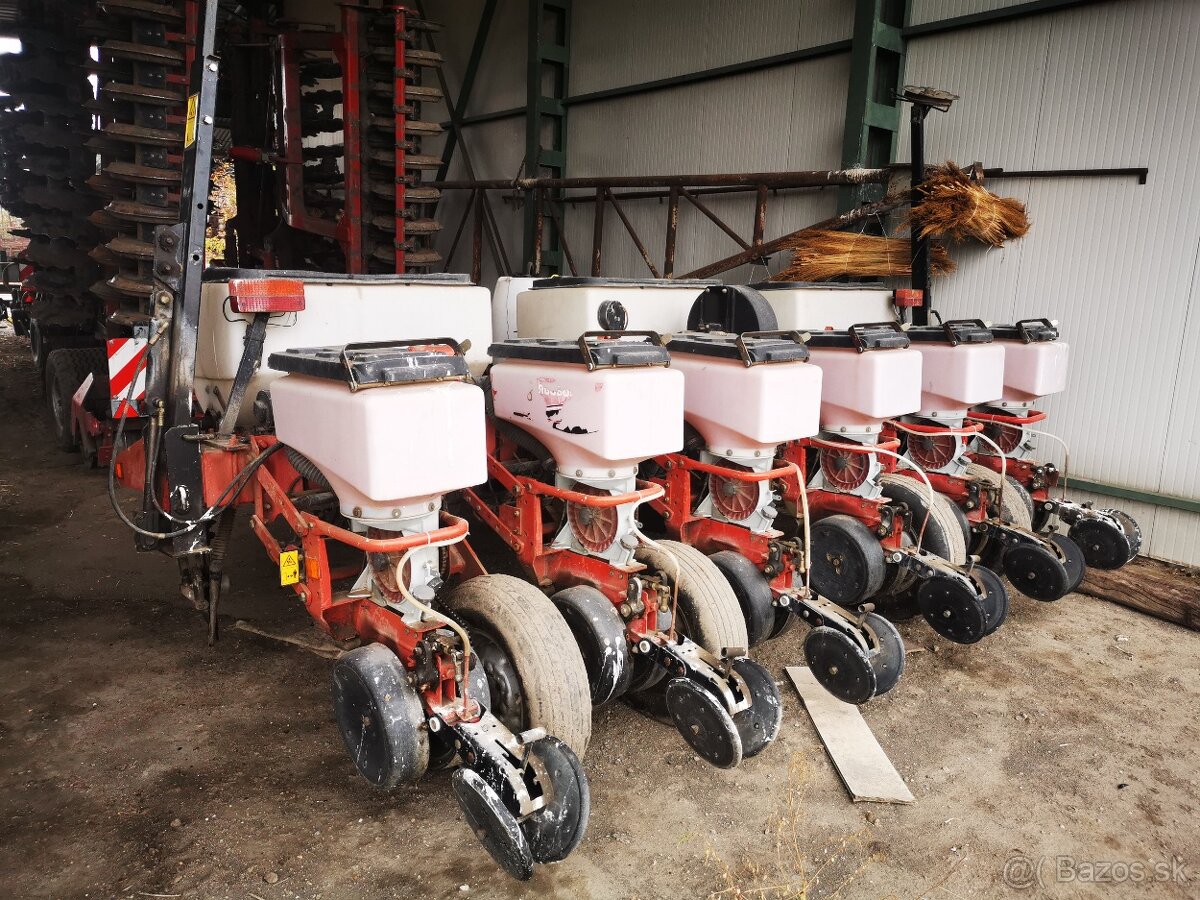 Sejačka kukurice a slnečnice Massey Ferguson 555