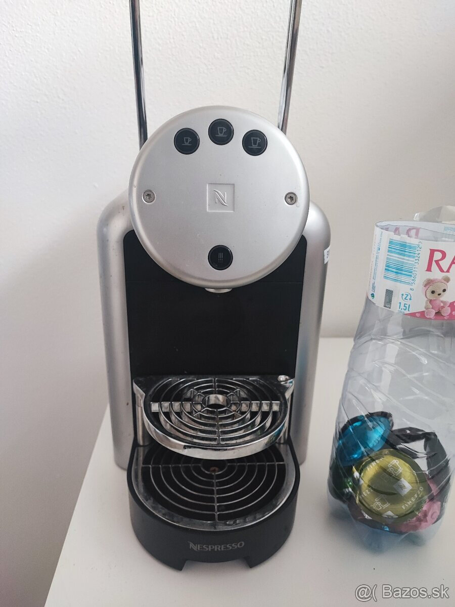 Kavovar Nespresso +Kava