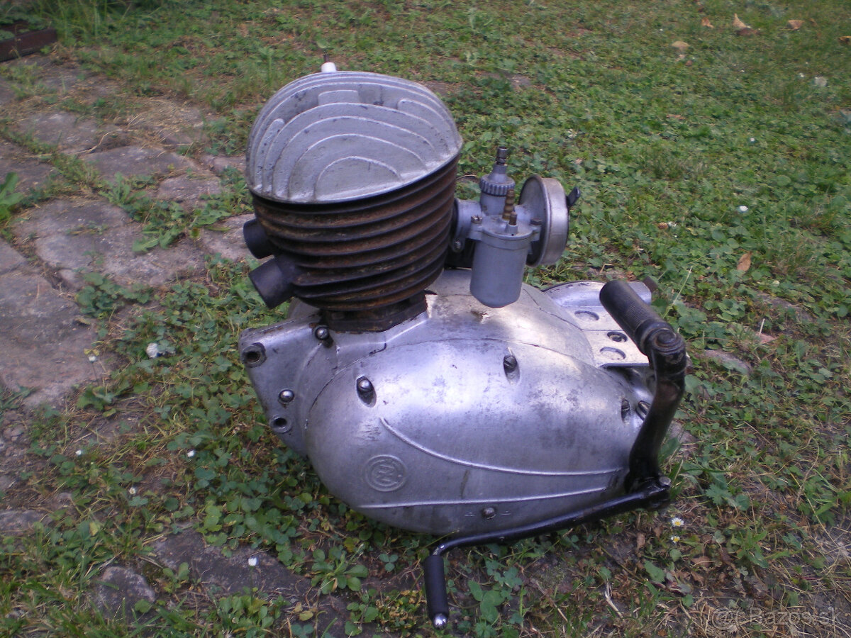 Motor ČZ 125 - bez čísel, před sundáním chodil .