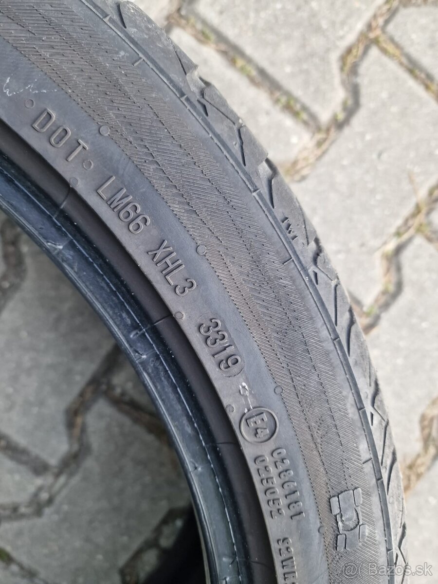 245/40 R19